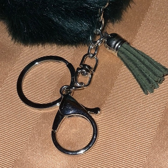 Pompons - Picture 3 of 3